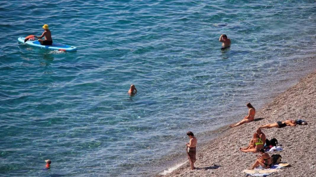 Türkiye Üşürken Antalya Güneşleniyor: Hava 26, Deniz 25 Derece! 4